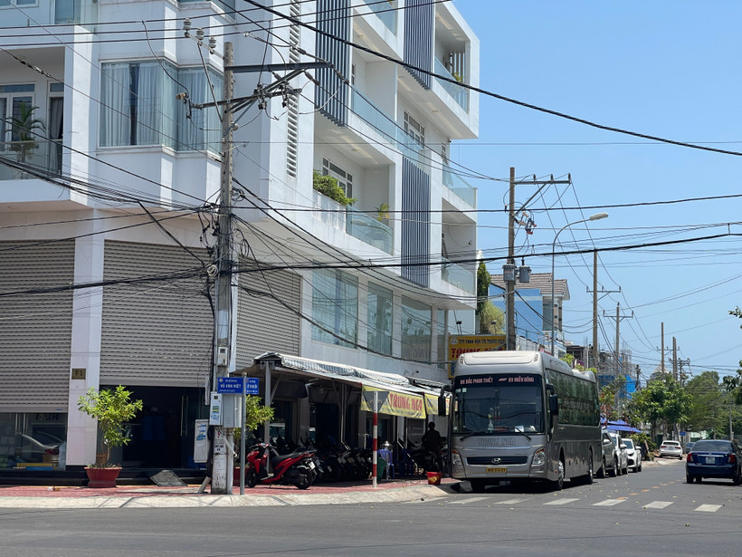 Doanh nghiệp vận tải Trung Nga cho xe khách đăng ký trong bến vào văn phòng đón khách.