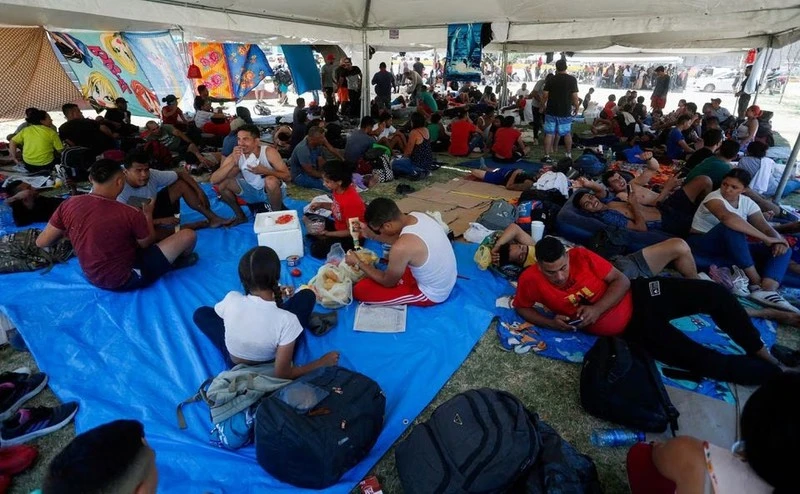 Những người xin tị nạn, chủ yếu đến từ Venezuela, nghỉ ngơi trong lều do chính quyền Mexico dựng gần biên giới ở Nuevo Laredo, Mexico, ngày 27/6/2023. Ảnh minh họa: REUTERS