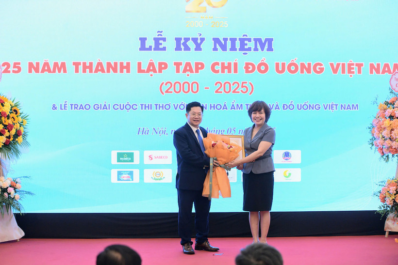 Phó Cục trưởng Cục Báo chí, Bộ Văn hóa, Thể thao và Du lịch Đặng Thị Phương Thảo chúc mừng Tổng biên tập Tạp chí Đồ uống Việt Nam Nguyễn Văn Chương 