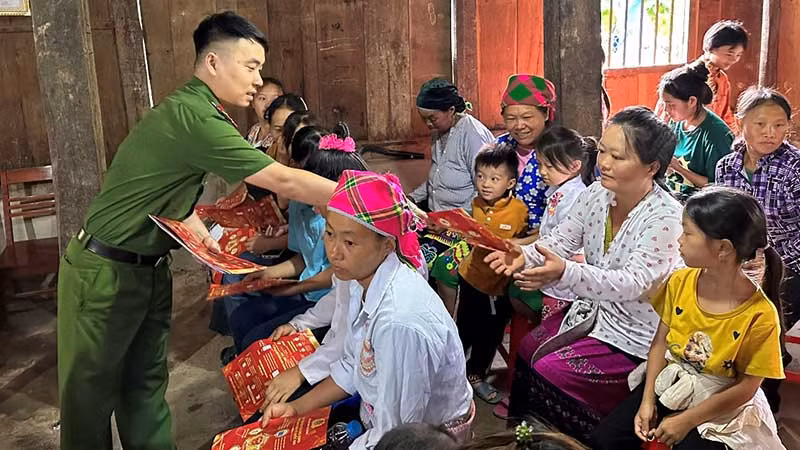 Công an huyện Bảo Lâm (Cao Bằng) tuyên truyền chính sách của Đảng, Nhà nước tới người dân tại điểm nhóm Tin Lành xóm Nà Ca, thị trấn Pác Miầu.