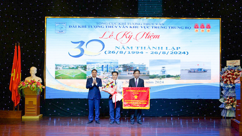 Lãnh đạo Đài Khí tượng Thủy văn Trung Trung Bộ đón nhận cờ thi đua.