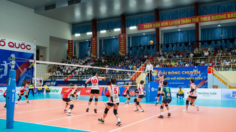 Trận đấu khai mạc của Giải bóng chuyền Quân đội mở rộng 2024.