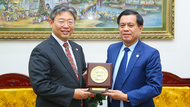 Thứ trưởng Nguyễn Bá Hoan tặng Phó Tổng cục trưởng Tổng cục Quản lý xuất nhập cảnh và lưu trú Nhật Bản Nakagawa Tsutomo hình ảnh biểu trưng Hà Nội. (Ảnh: Molisa)
