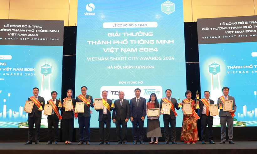  Ban Tổ chức vinh danh và trao tặng giải thưởng Thành phố thông minh Việt Nam năm 2024 cho các thành phố đoạt giải.