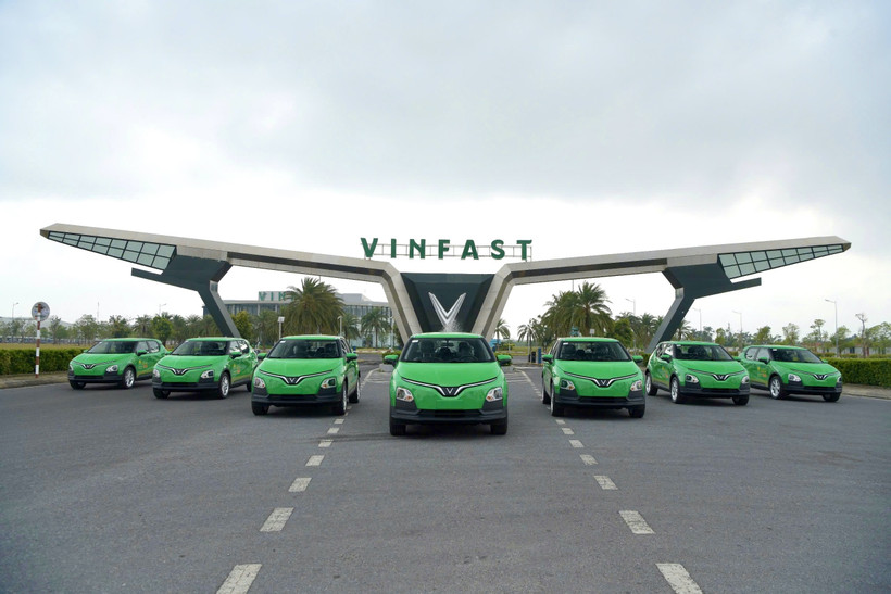 Đội xe điện Mai Linh gồm các dòng xe VinFast VF e34 và VF 5, giữ nguyên màu xanh lá đặc trưng.