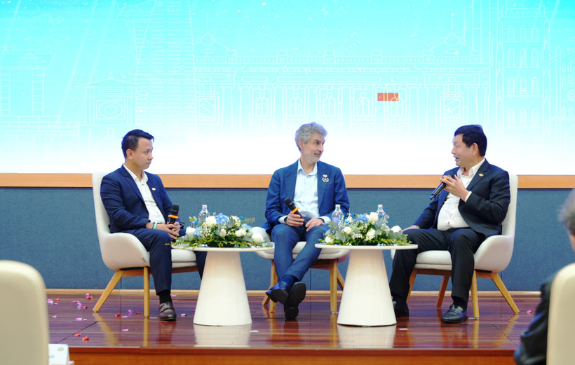 Giáo sư Yoshua Bengio tham gia “đối thoại” với ông Trương Gia Bình, Chủ tịch HĐQT FPT về “AI có trách nhiệm và tầm quan trọng của AI trong giáo dục”.