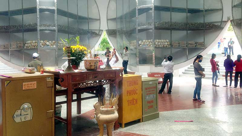 Du khách tham quan Nhà mồ Ba Chúc.