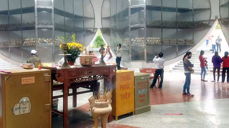 Du khách tham quan Nhà mồ Ba Chúc.
