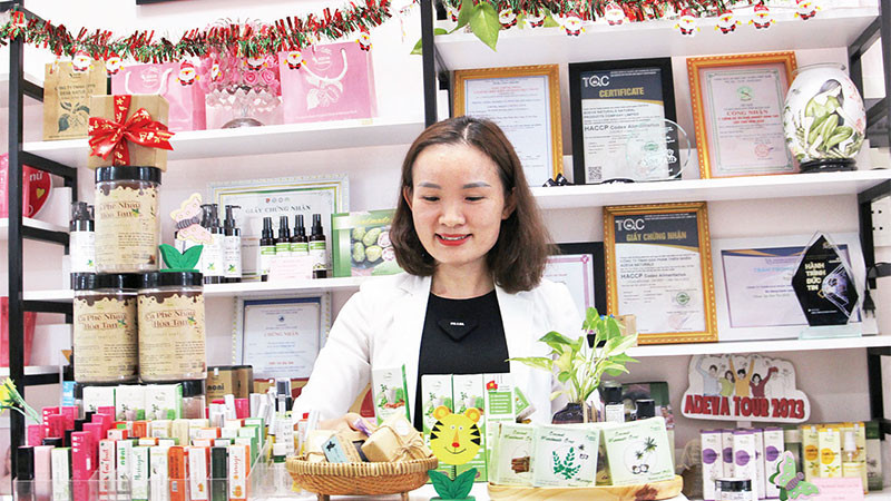 Chị Nguyễn Thị Dung bên những sản phẩm của mình.