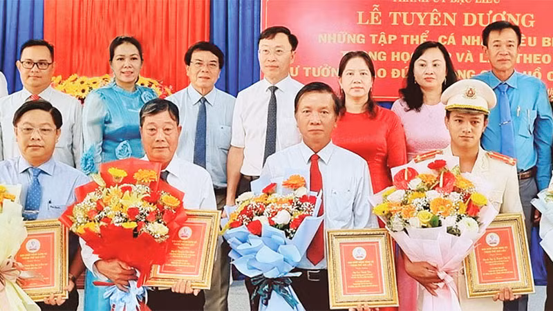 Lãnh đạo Thành ủy Bạc Liêu trao bằng tuyên dương các tập thể, cá nhân tiêu biểu của thành phố trong học tập, làm theo tư tưởng, đạo đức, phong cách Hồ Chí Minh.