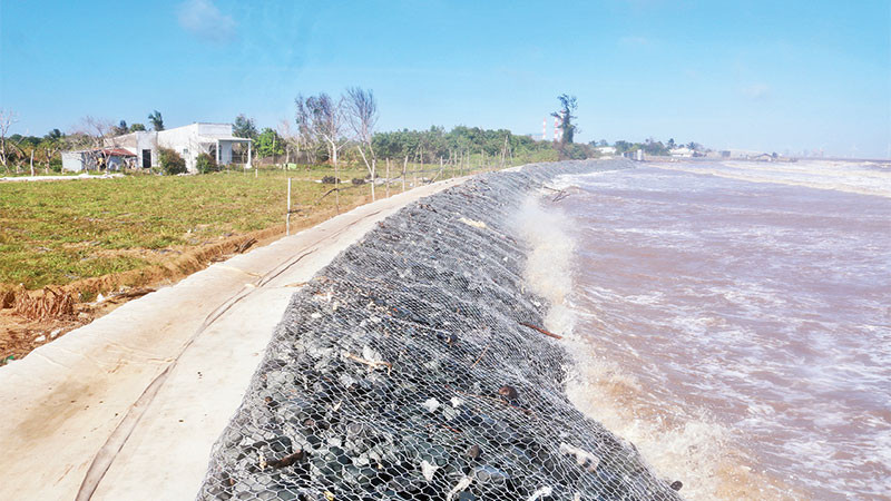 Tuyến bờ bao hai ấp Hồ Thùng và Đông Thành, xã Đông Hải được gia cố để bảo vệ đất sản xuất, nhà ở của người dân.