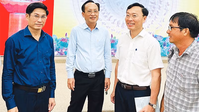 Đồng chí Phạm Văn Thiều, Chủ tịch UBND tỉnh Bạc Liêu (thứ hai từ trái qua) với các đồng chí lãnh đạo tỉnh. (Ảnh TRỌNG DUY)