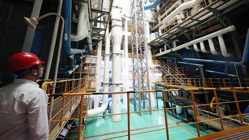 Tro xỉ sau quá trình đốt tại Nhà máy Điện rác Sóc Sơn (Hà Nội) được dùng làm vật liệu xây dựng. (Ảnh NHẬT NAM)