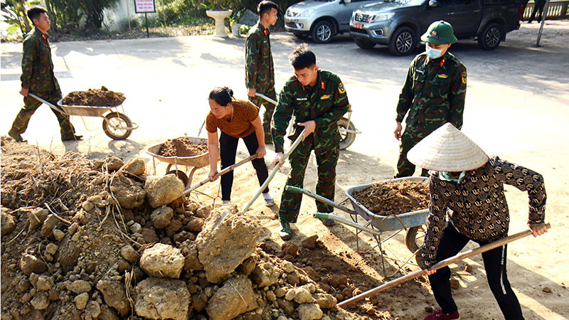 Cán bộ, chiến sĩ Lữ đoàn Xe tăng 409 (Quân khu 1) giúp nhân dân thôn Bo Chợ, xã Đông Sơn, huyện Yên Thế (Bắc Giang) dọn vệ sinh.