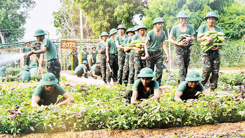 Các chiến sĩ lực lượng vũ trang trong Khối Thi đua quân sự địa phương Quân khu 7 tăng gia sản xuất. (Ảnh Quân khu 7)