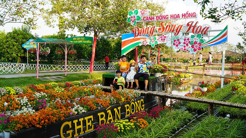 Du khách tham quan làng hoa Sa Đéc.