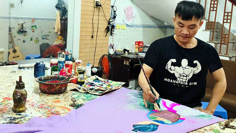 Sùng A Bình vẽ trên các thiết kế thời trang của mình.