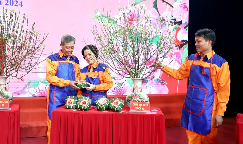 Tổ chức thi gói bánh chưng tại Chương trình Tết Sum vầy - Xuân chia sẻ năm 2024 do Liên đoàn Lao động TP Hà Nội tổ chức. Ảnh: nhandan.vn