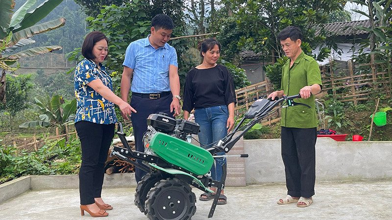 Hỗ trợ máy sản xuất cho nông dân nghèo xã Hồng Ca, huyện Trấn Yên, tỉnh Yên Bái. (Ảnh: THANH SƠN)