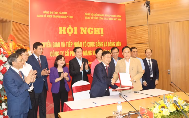 Các đại biểu chứng kiến Lễ chuyển giao tổ chức Đảng, đảng viên của VICEM Bút Sơn về Đảng uỷ VICEM