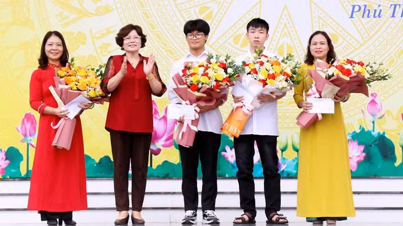 Tháng 9/2023, Hội Khuyến học tỉnh Phú Thọ đã kịp thời biểu dương, khen thưởng cho hai học sinh đoạt giải các kỳ thi Olympic quốc tế và khu vực năm 2023. (Ảnh: NGỌC LONG)