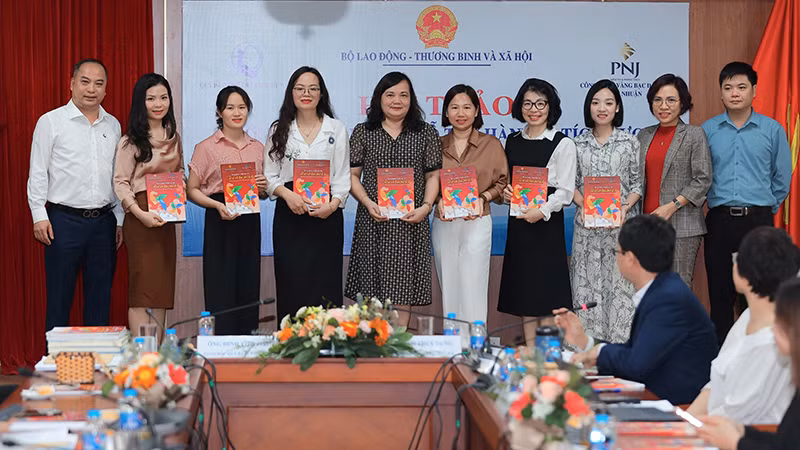 Ban tổ chức trao tặng tài liệu “Hỗ trợ hành vi tích cực cho trẻ có rối loạn phổ tự kỷ” cho cán bộ, giáo viên các trung tâm can thiệp. (Ảnh: NFVC)