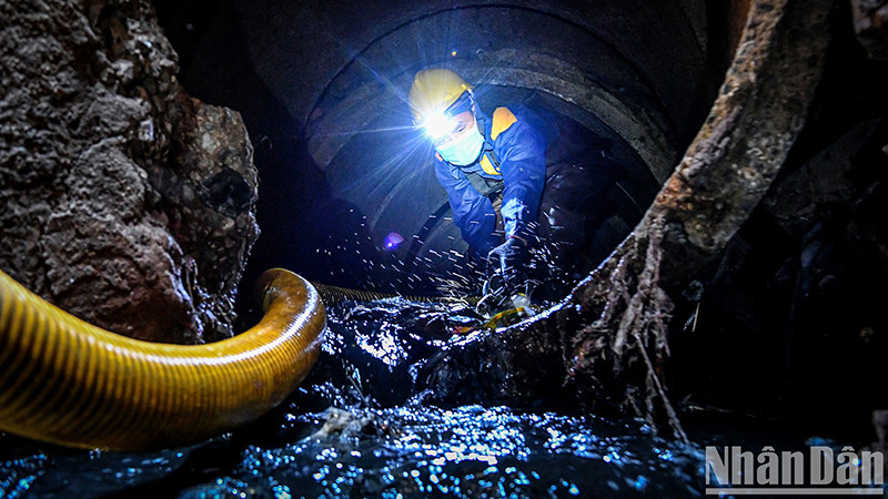 Lao động của Công ty Thoát nước Hà Nội phải làm việc trong điều kiện nặng nhọc, nguy hiểm. Ảnh: THÀNH ĐẠT 