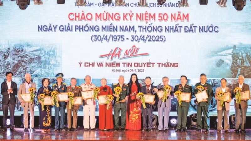 Giám đốc Sở Văn hóa và Thể thao thành phố Hà Nội Bạch Liên Hương cùng Giám đốc Bảo tàng Hà Nội Nguyễn Tiến Đà trao giấy chứng nhận và tặng hoa cho các nhân chứng lịch sử.