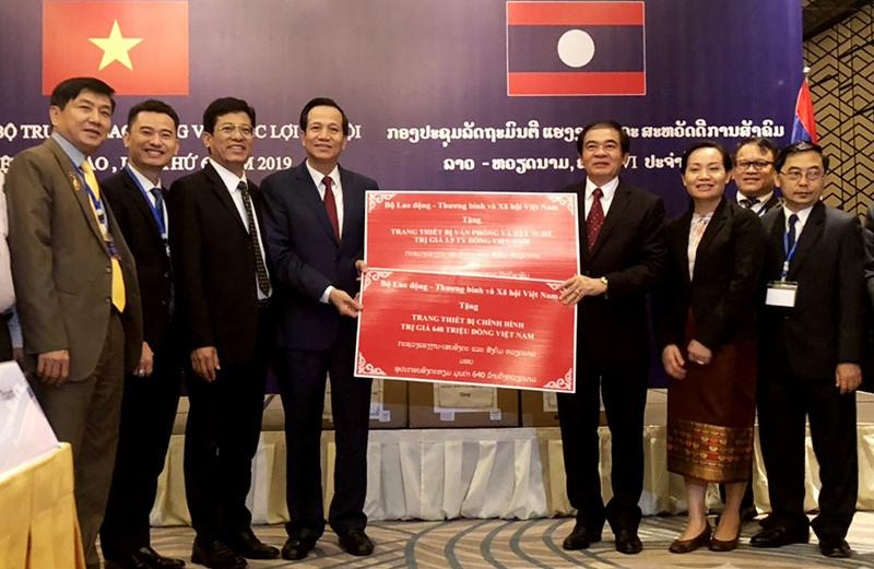 Bộ trưởng Lao động-Thương binh và Xã hội Đào Ngọc Dung trao hỗ trợ trang thiết bị dạy nghề và thiết bị văn phòng cho Bộ Lao động và Phúc lợi xã hội Lào, trao máy móc, trang thiết bị cho Trung tâm Chỉnh hình và Phục hồi chức năng cho thương binh và người khuyết tật 686 của Lào vào tháng 3/2019 (Ảnh: Molisa).