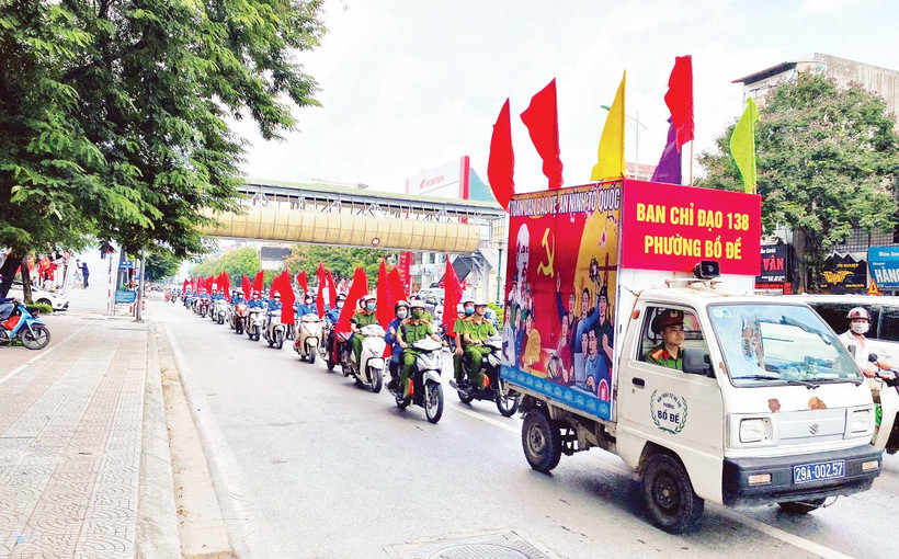 Các lực lượng tham gia tuyên truyền trong ngày hội Toàn dân bảo vệ an ninh Tổ quốc. (Ảnh MINH TUẤN)