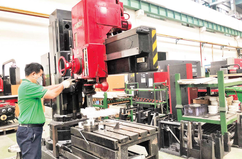 Công nhân Công ty cổ phần Kỹ nghệ lạnh Á Châu (Arico) trong giờ làm việc.