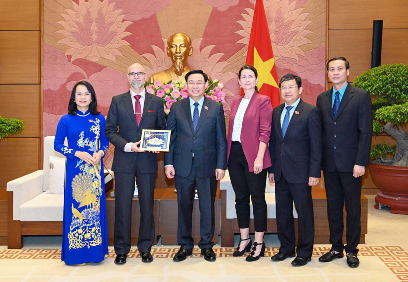 Chủ tịch Quốc hội Vương Đình Huệ và Đại sứ Canada Perry Shawn Steil cùng thành viên đoàn hai nước tại buổi tiếp. (Ảnh ĐĂNG ANH) 