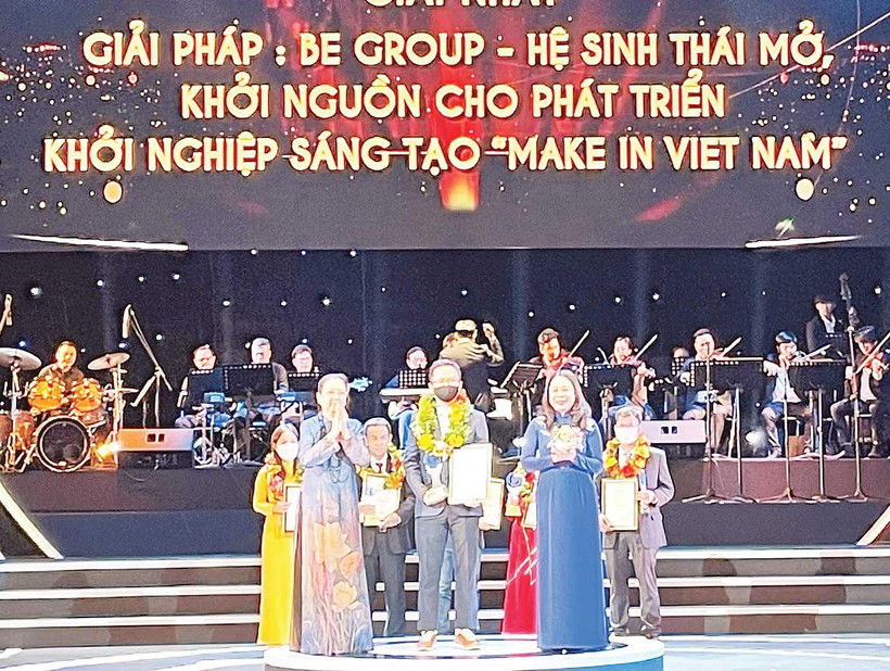 Trao giải Nhất Giải thưởng Sáng tạo Thành phố Hồ Chí Minh lần 2-năm 2021 cho các tác giả đoạt giải. (Ảnh ANH TUẤN).