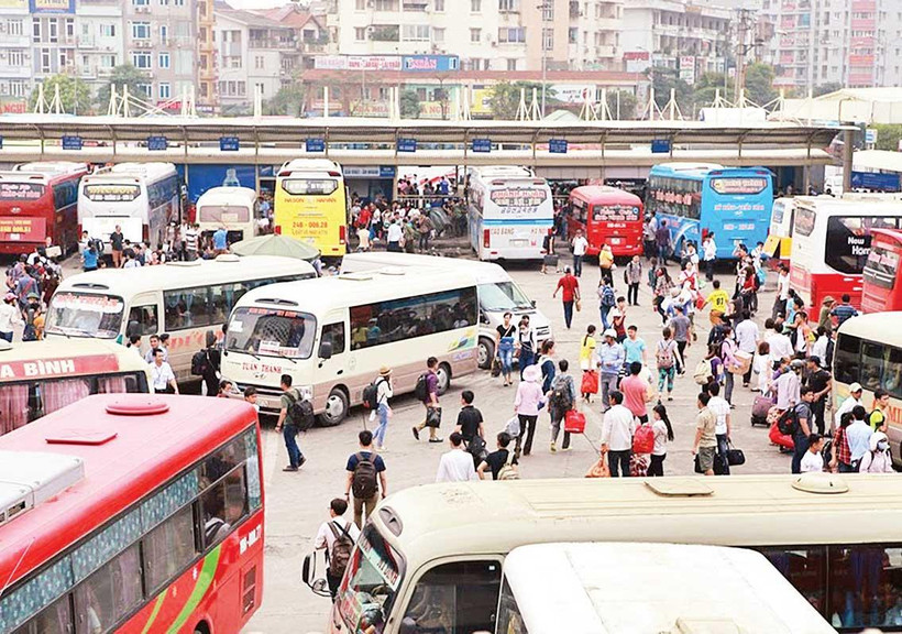 Tại một số bến xe ở Hà Nội, giá vé các nhà xe niêm yết gần như vẫn giữ nguyên như tại thời điểm trước đây hơn một tháng, khi giá xăng, dầu chưa giảm. (Ảnh ĐĂNG DUY)