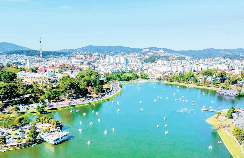 Vẻ đẹp của hồ Xuân Hương, thành phố Đà Lạt, tỉnh Lâm Đồng. (Ảnh MAI VĂN BẢO)