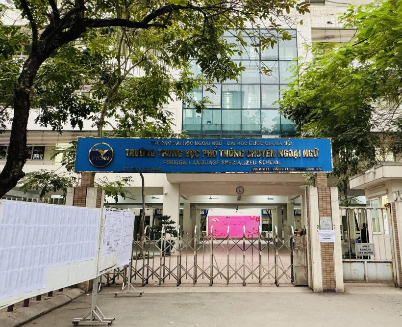 Trường THPT chuyên Ngoại ngữ.