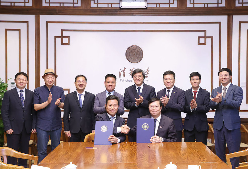 Giám đốc Đại học Quốc gia Hà Nội Lê Quân và Giám đốc Đại học Thanh Hoa Khưu Dũng ký kết biên bản ghi nhớ hợp tác giữa hai đại học (ngày 27/8/2024) (Ảnh: VNU)