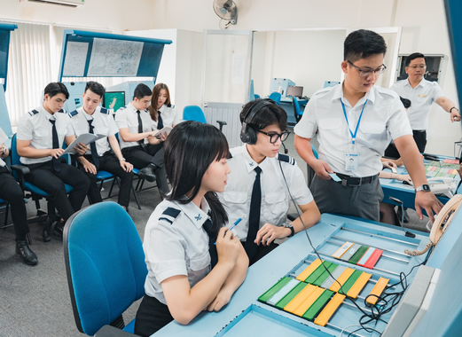 Học viên Học viện Hàng không Việt Nam trong giờ thực hành (Ảnh: VAA)