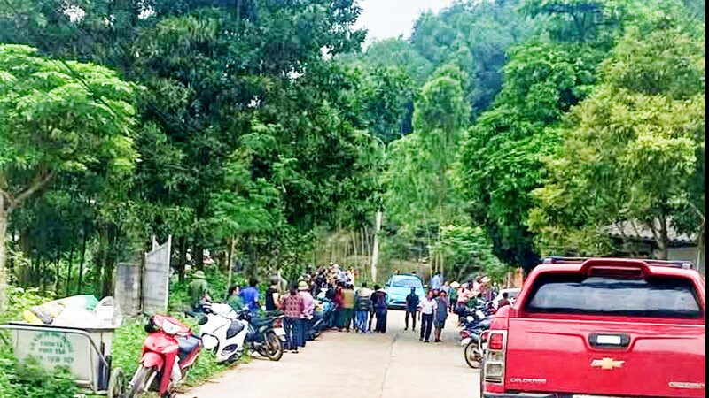 Lực lượng chức năng tiến hành điều tra vụ nổ tại nhà ông M. ở xóm 8, xã Phúc Tân, thành phố Phổ Yên.