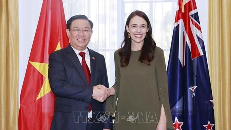 Chủ tịch Quốc hội Vương Đình Huệ hội kiến Thủ tướng New Zealand Jacinda Ardern. (Ảnh: TTXVN)