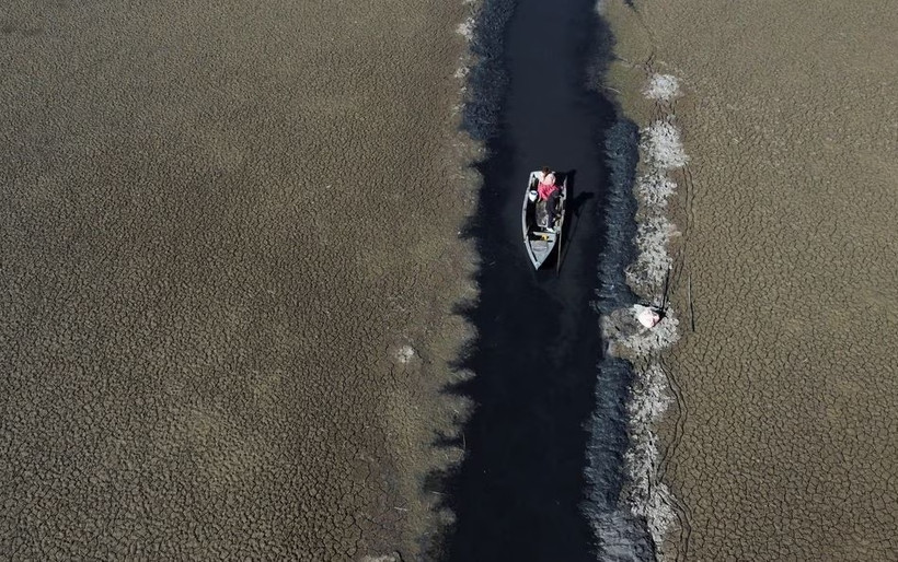Thuyền đi qua một con nước hẹp ở hồ Titicaca, Bolivia, ngày 3/8. Ảnh: Reuters.