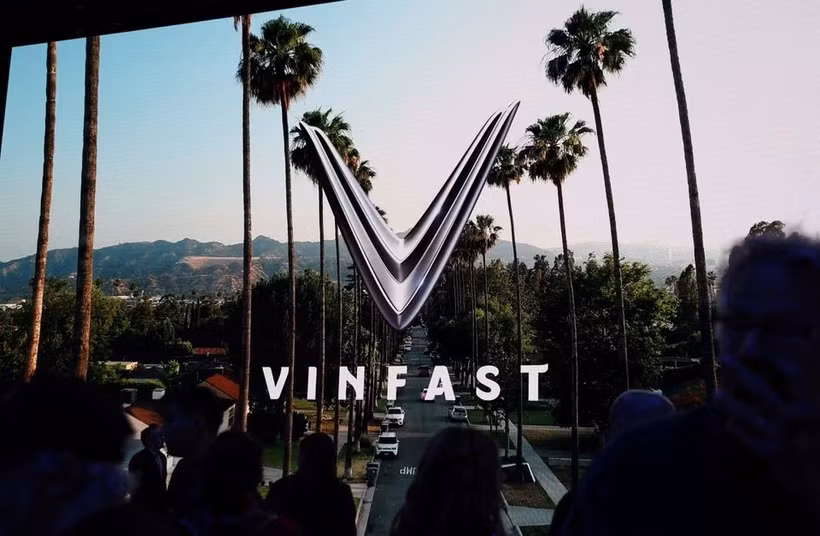 Logo VinFast hiển thị trên màn hình trong ngày họp báo tại Triển lãm ô-tô Los Angeles, California, Mỹ ngày 17/11/2022. Ảnh: Reuters