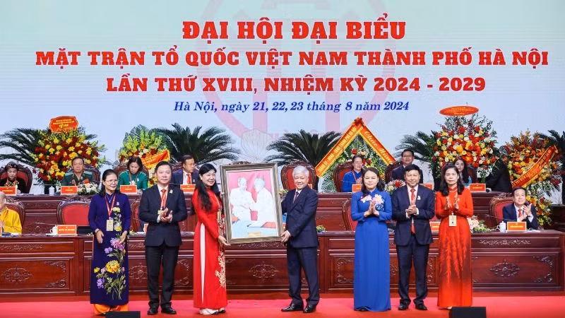 Lãnh đạo Ủy ban Trung ương Mặt trận tổ quốc Việt Nam tặng Đại hội bức tranh Bác Hồ, Bác Tôn.