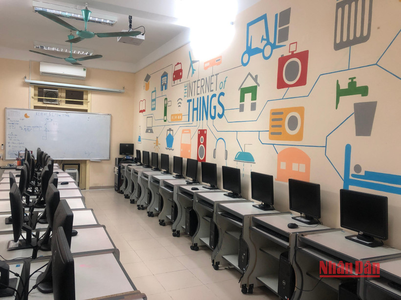 Phòng Tin học ở trường tiểu học. (Ảnh: THÙY LINH)