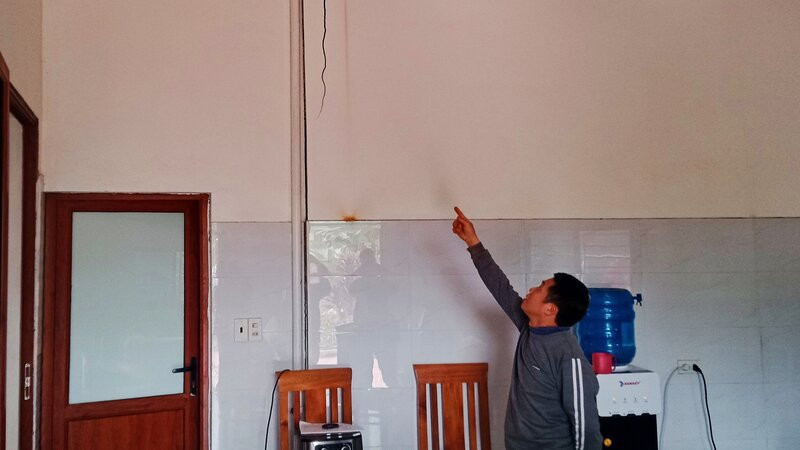 Nhà anh Dương Hữu Hùng ở xóm Kiều Chính, xã Xuân Phương, bên cạnh tuyến đường xuất hiện nhiều vết nứt.