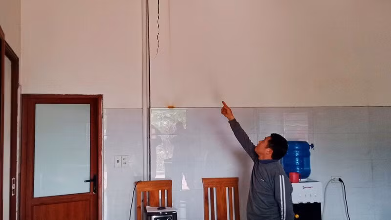 Nhà anh Dương Hữu Hùng ở xóm Kiều Chính, xã Xuân Phương, bên cạnh tuyến đường xuất hiện nhiều vết nứt.