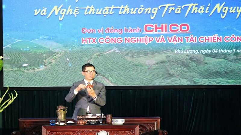 Nghệ nhân, nhà báo Hoàng Anh Sướng trao đổi về văn hóa trà tại huyện Phú Lương.