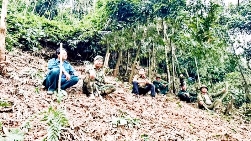 Các lực lượng khoanh vùng để chống cháy lan, khống chế và dập tắt cháy rừng tại xã Phú Đình, huyện Định Hóa.