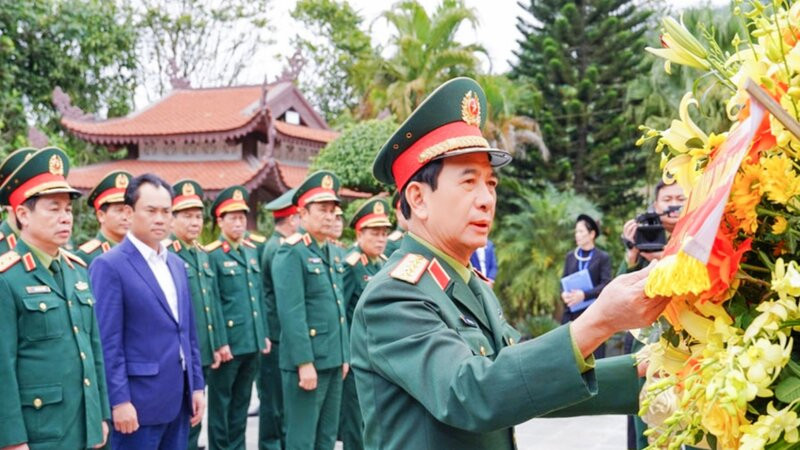 Đại tướng Phan Văn Giang dâng hoa tưởng niệm Chủ tịch Hồ Chí Minh.