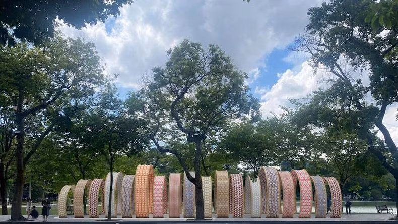 Thiết kế sáng tạo từ chất liệu mây tre trưng bày bên hồ Hoàn Kiếm. (Ảnh: Giang Nam)